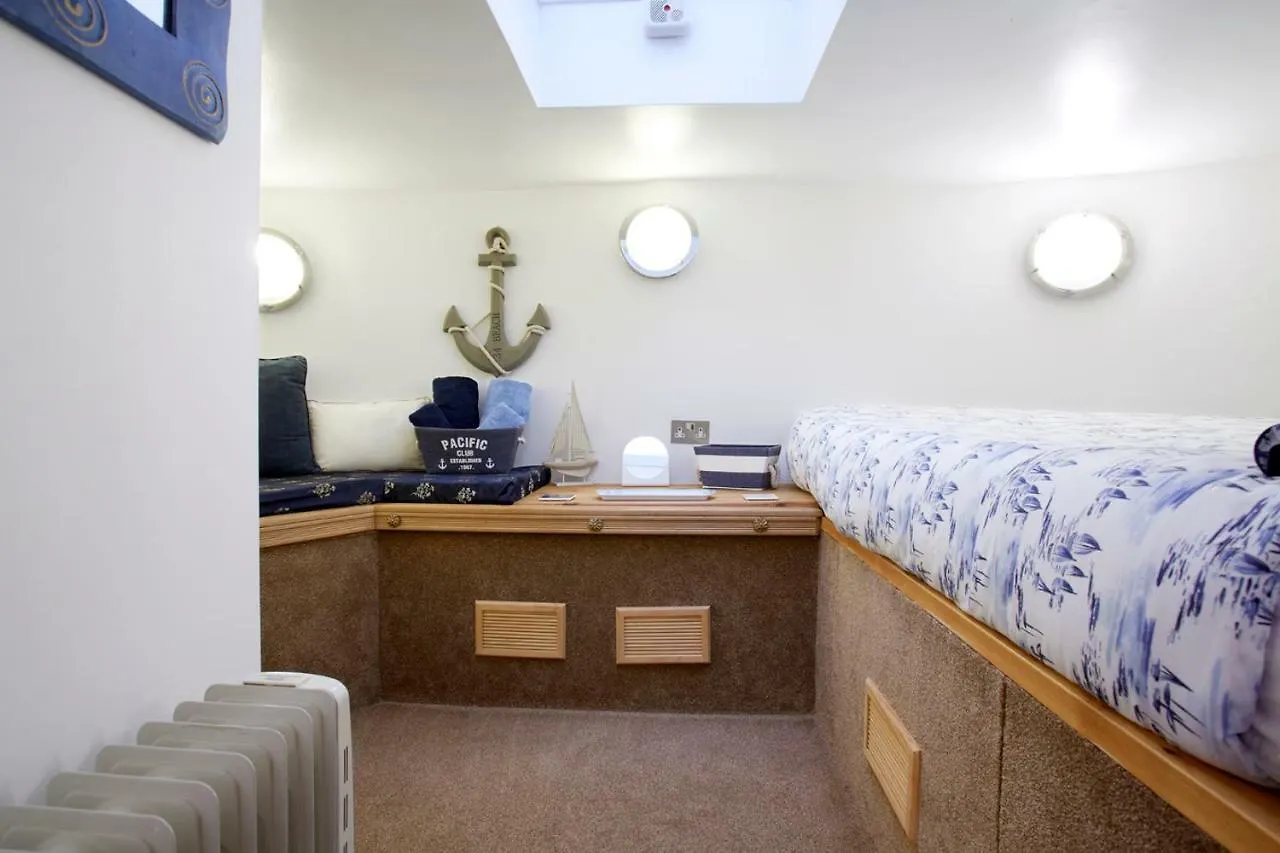 Botel Motor Vessel Till Hotel York