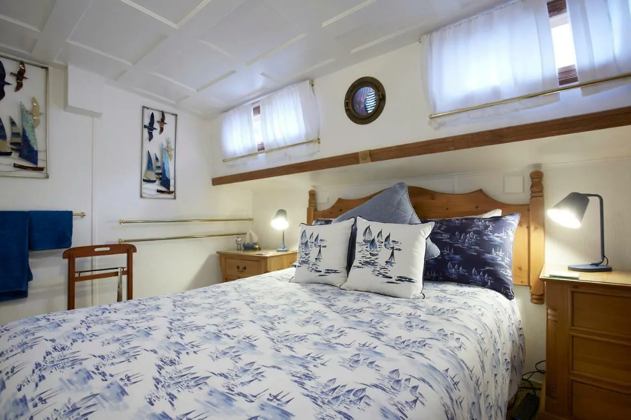 Botel Motor Vessel Till Hotel York